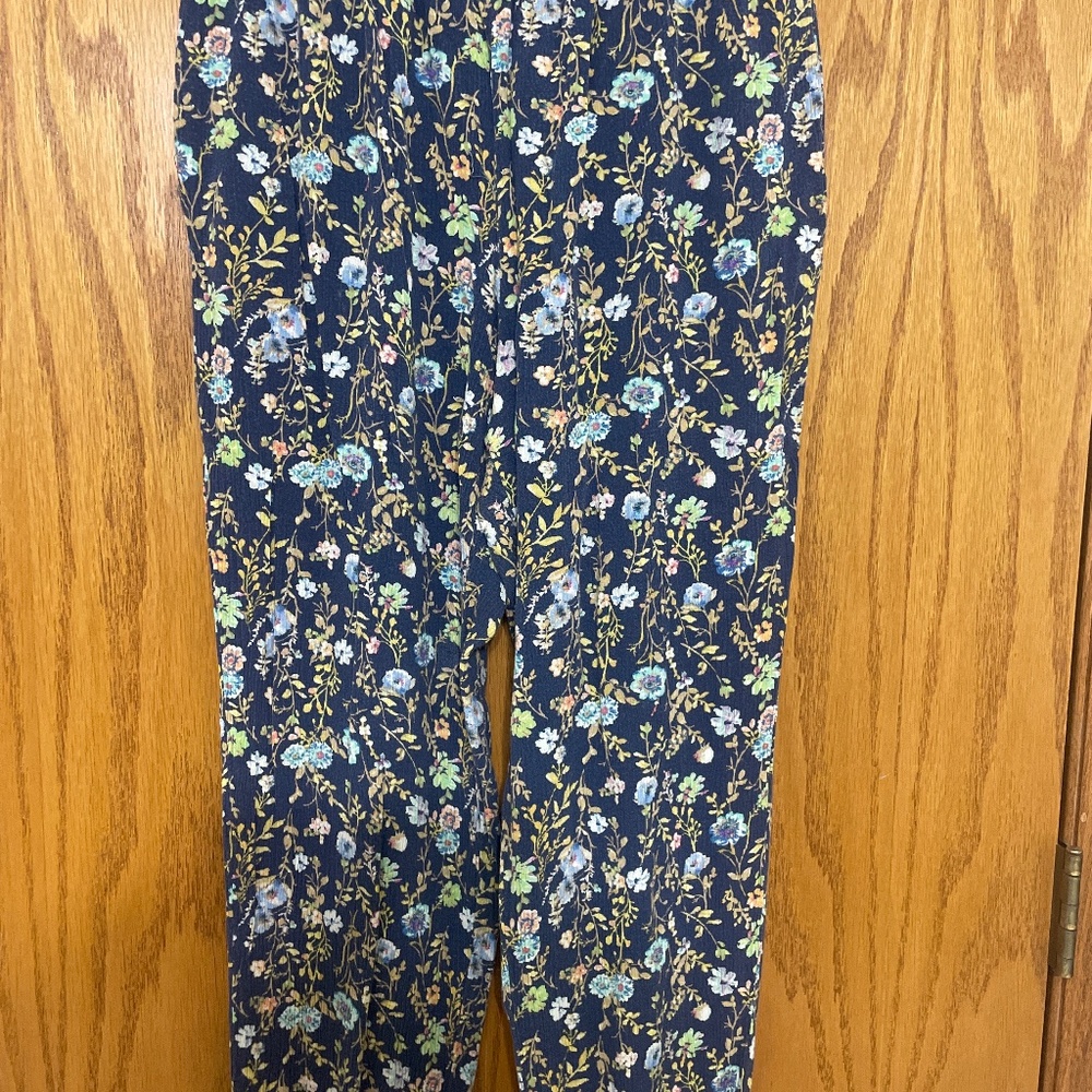 Summer cute light linen type material, size small. Has pockets.